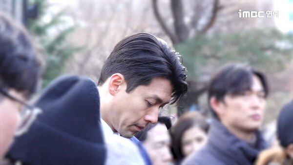 ▲▼鄭雨盛捧遺照、朱智勳抬棺!南韓大咖到齊 送影帝安聖基最後一程。(圖/翻攝自iMBC YouTube)