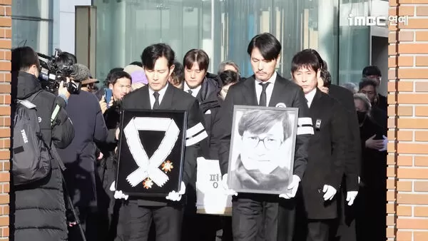 ▲▼鄭雨盛捧遺照、朱智勳抬棺!南韓大咖到齊 送影帝安聖基最後一程。(圖/翻攝自iMBC YouTube)