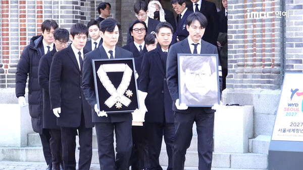 ▲鄭雨盛捧遺照、朱智勳抬棺!南韓大咖到齊 送影帝安聖基最後一程。(圖/翻攝自MTNSTAR YouTube)