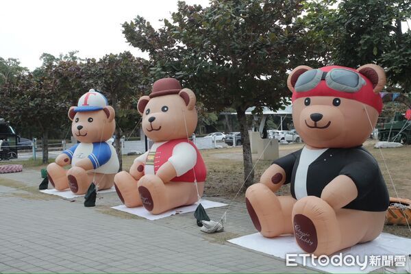 ▲德陽艦園區推出「熊熊艦到你・2026泰迪熊海上派對主題特展」,將軍艦化身全台首座海上熊樂園。(記者林東良翻攝,下同)