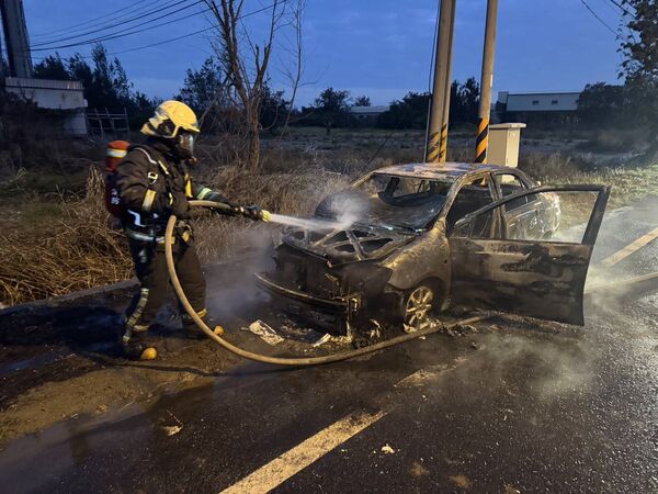 ▲彰化芳苑鄉清晨火燒車,駕駛跳車燒燙傷送醫。(圖/民眾提供)
