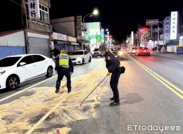 ▲東港警方處理台17線林邊段油漬路面。(圖/記者陳崑福翻攝)