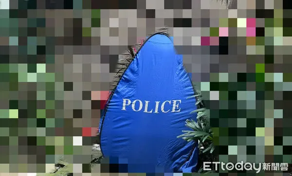 ▲▼/高雄社區大樓傳墜樓!女倒臥花圃慘死 警蓋藍帳篷蒐證。(圖/記者賴文萱翻攝)