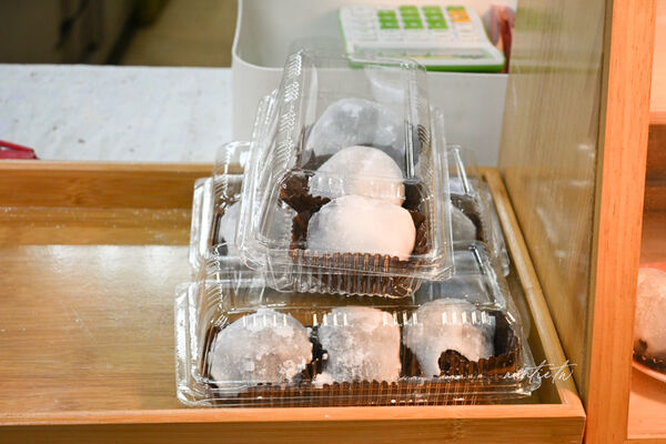 ▲▼新北「草莓大福頂溪站」,薄透外皮巨人草莓大福。(圖/部落客水晶提供)