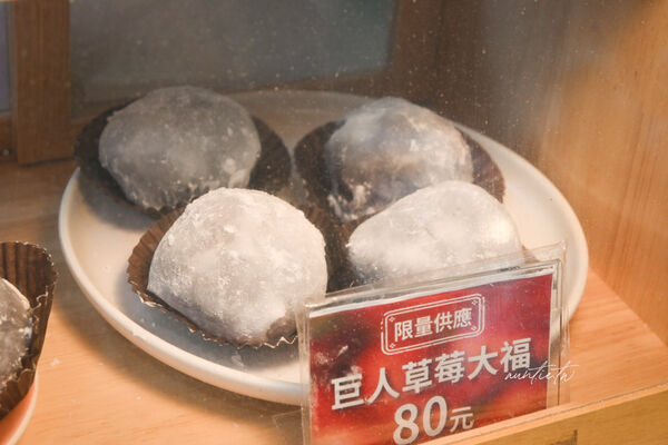 ▲▼新北「草莓大福頂溪站」,薄透外皮巨人草莓大福。(圖/部落客水晶提供)