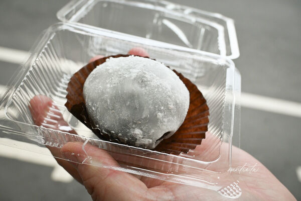 ▲▼新北「草莓大福頂溪站」,薄透外皮巨人草莓大福。(圖/部落客水晶提供)