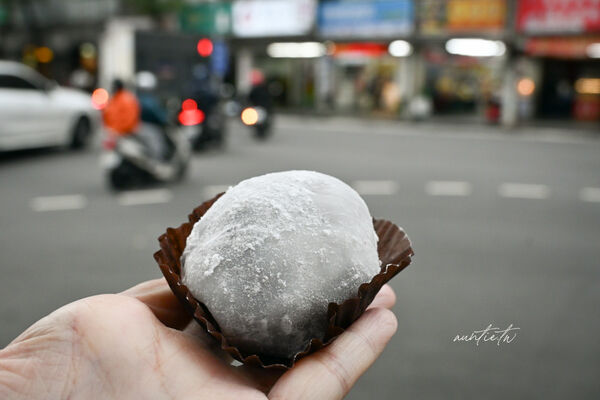 ▲▼新北「草莓大福頂溪站」,薄透外皮巨人草莓大福。(圖/部落客水晶提供)