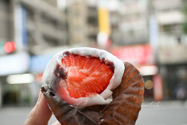 ▲▼新北「草莓大福頂溪站」,薄透外皮巨人草莓大福。(圖/部落客水晶提供)