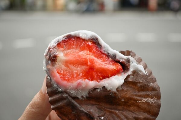 ▲▼新北「草莓大福頂溪站」,薄透外皮巨人草莓大福。(圖/部落客水晶提供)