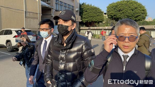 ▲▼ 藝人王大陸、女友闕沐軒、時任北市刑大偵三隊代理隊長劉居榮第4度開庭,70分鐘後離去。(圖/記者陸運陞攝,下同)