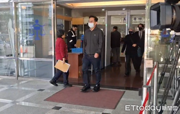 ▲▼ 藝人王大陸、女友闕沐軒、時任北市刑大偵三隊代理隊長劉居榮第4度開庭,70分鐘後離去。(圖/記者陸運陞攝,下同)