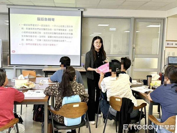 ▲東警深入機構宣導數位性別暴力防治。(圖/記者楊晨東翻攝)
