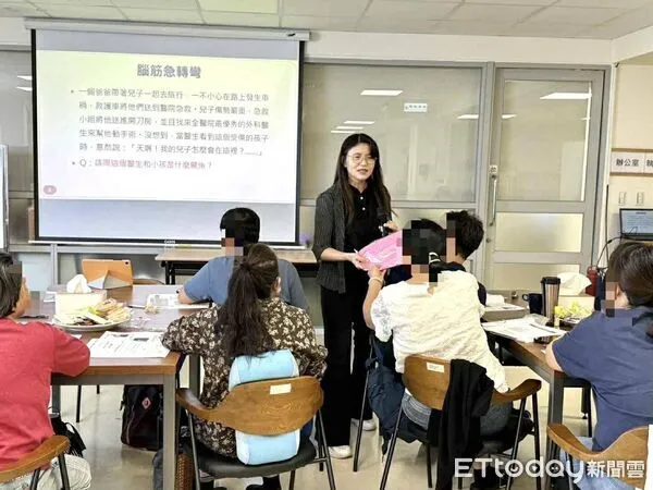 ▲東警深入機構宣導數位性別暴力防治。(圖/記者楊晨東翻攝)