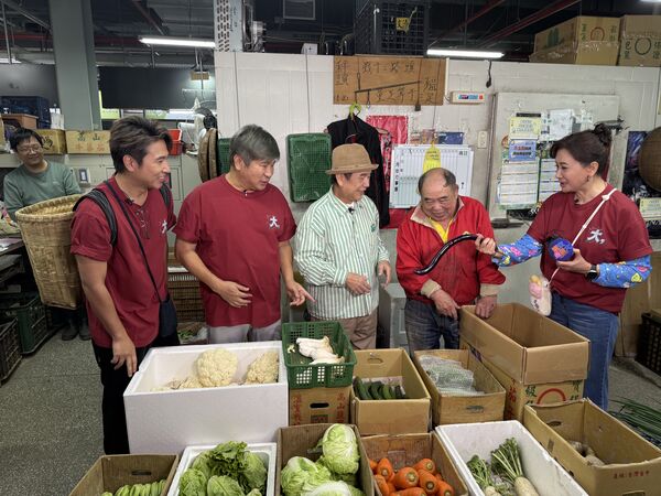 ▲「瓜瓜夜總會」邀請王中平(左1)、張文綺(右起)、安苡葳、曹雅雯、黃鐙輝、LuxyGirls(前排)同台演出,齊聚重現經典歌曲。(圖/華視提供)