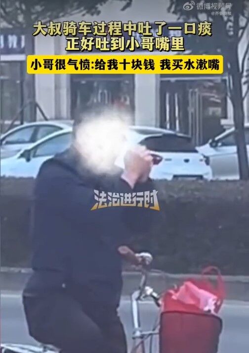 ▲廣西大叔騎車吐痰,竟不慎噴入外送員嘴裡。(圖/翻攝微博)