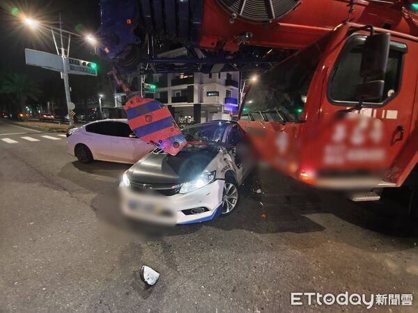 ▲▼高雄晚間3車出車禍。(圖/記者吳奕靖翻攝)