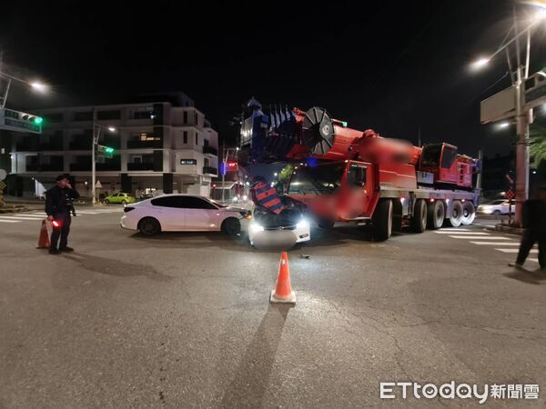 ▲▼高雄晚間3車出車禍。(圖/記者吳奕靖翻攝)