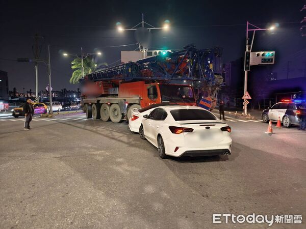 ▲▼高雄晚間3車出車禍。(圖/記者吳奕靖翻攝)