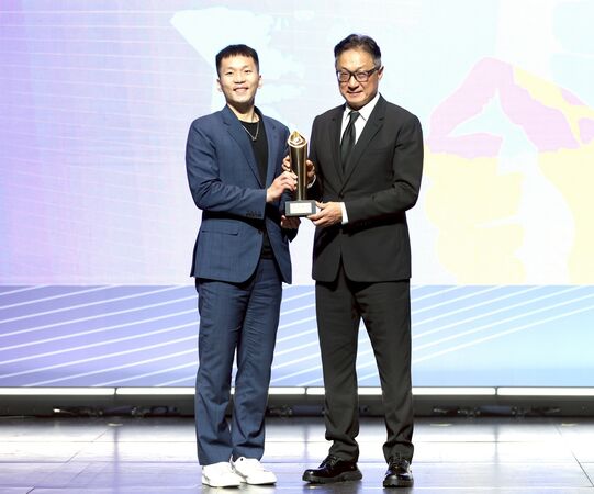 ▲中國信託銀行榮獲「贊助類-金質獎」、「贊助類-長期贊助獎」及「推展類-銅質獎」,運動部部長李洋(左)頒贈獎座予中信金控董事會秘書長高人傑(右)。(圖/中信金控提供)