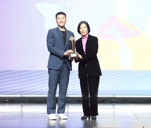 ▲中國信託銀行與台灣人壽攜手囊括運動部「運動推手獎」6項大獎,中信金控董事會秘書長高人傑(中)、台灣人壽副總經理孫紀蘭(左)與中信兄弟球員詹子賢(右)共同合影。(圖/中信金控提供。)