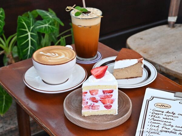 ▲▼隱身住宅區的韓系咖啡館「CREAMY DAILY CAFE」,平日也一位難求,必點草莓戚風蛋糕。(圖/部落客糖糖提供)