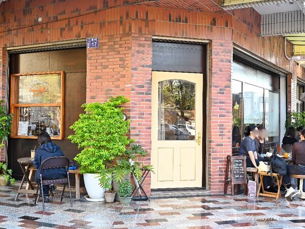 ▲▼隱身住宅區的韓系咖啡館「CREAMY DAILY CAFE」,平日也一位難求,必點草莓戚風蛋糕。(圖/部落客糖糖提供)