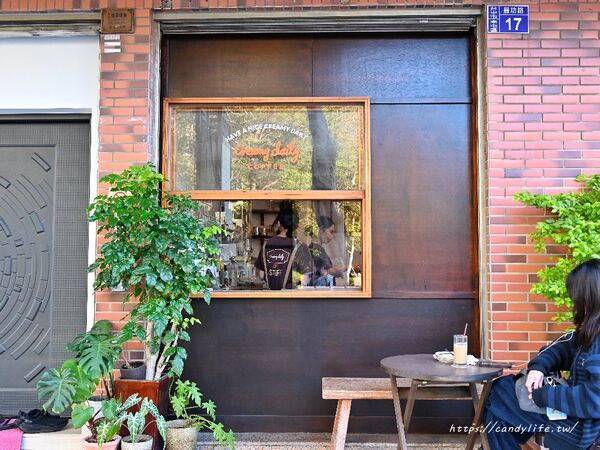 ▲▼隱身住宅區的韓系咖啡館「CREAMY DAILY CAFE」,平日也一位難求,必點草莓戚風蛋糕。(圖/部落客糖糖提供)