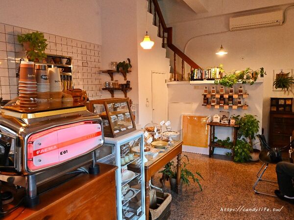 ▲▼隱身住宅區的韓系咖啡館「CREAMY DAILY CAFE」,平日也一位難求,必點草莓戚風蛋糕。(圖/部落客糖糖提供)