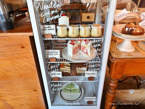 ▲▼隱身住宅區的韓系咖啡館「CREAMY DAILY CAFE」,平日也一位難求,必點草莓戚風蛋糕。(圖/部落客糖糖提供)