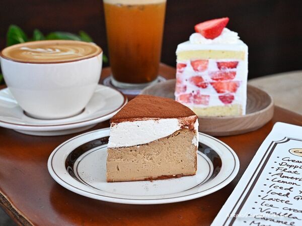 ▲▼隱身住宅區的韓系咖啡館「CREAMY DAILY CAFE」,平日也一位難求,必點草莓戚風蛋糕。(圖/部落客糖糖提供)
