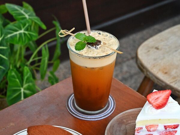 ▲▼隱身住宅區的韓系咖啡館「CREAMY DAILY CAFE」,平日也一位難求,必點草莓戚風蛋糕。(圖/部落客糖糖提供)