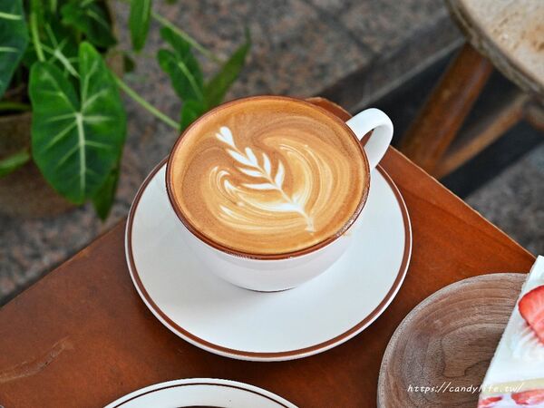 ▲▼隱身住宅區的韓系咖啡館「CREAMY DAILY CAFE」,平日也一位難求,必點草莓戚風蛋糕。(圖/部落客糖糖提供)