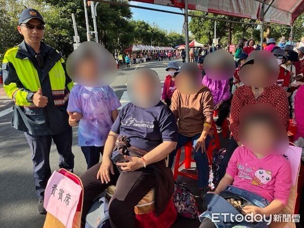 ▲內埔警找到兩童交給林姓阿嬤。(圖/記者陳崑福翻攝)