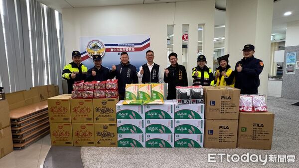 ▲▼台中警方結合民間捐給獨老130件防寒衣和白米,陪伴過冬。(圖/警方提供,下同)