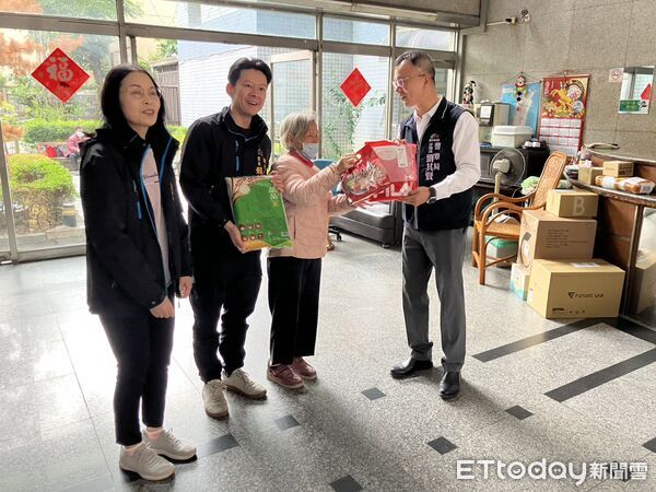 ▲▼台中警方結合民間捐給獨老130件防寒衣和白米,陪伴過冬。(圖/警方提供,下同)