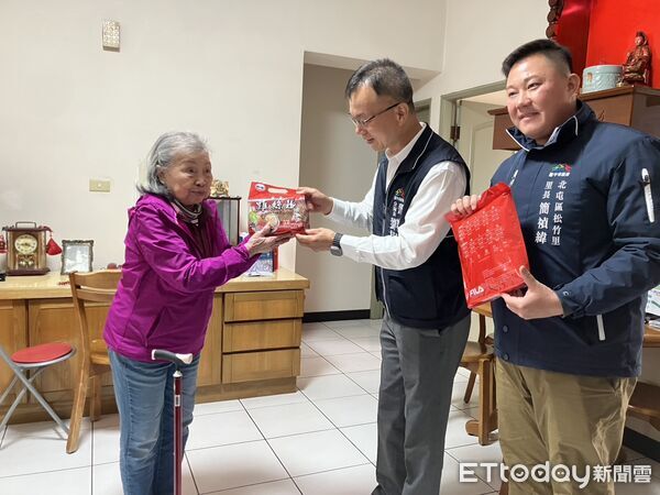 ▲▼台中警方結合民間捐給獨老130件防寒衣和白米,陪伴過冬。(圖/警方提供,下同)