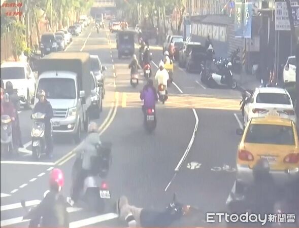 ▲新北中和延壽、莒光路口,發生機車與共享單車擦撞事故,造成2女騎士受傷。(圖/記者陸運陞翻攝)