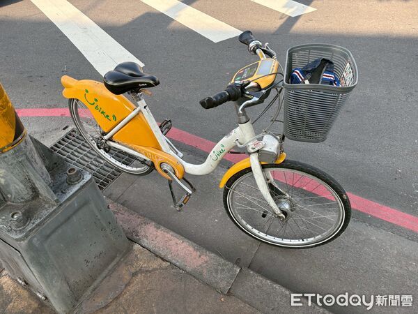 ▲新北中和延壽、莒光路口,發生機車與共享單車擦撞事故,造成2女騎士受傷。(圖/記者陸運陞翻攝)