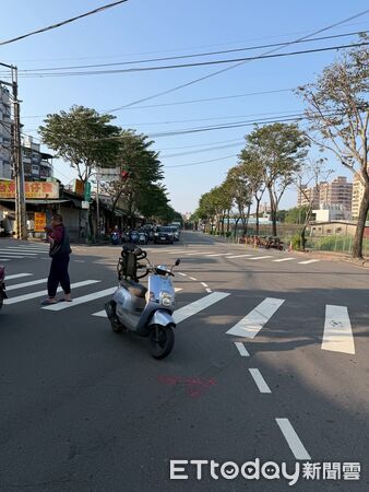 ▲新北中和延壽、莒光路口,發生機車與共享單車擦撞事故,造成2女騎士受傷。(圖/記者陸運陞翻攝)