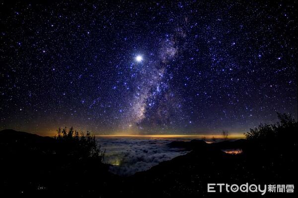 ▲▼ 小笠原山、祝山車站雪後,星空奇景超吸睛即日起至2月13日止,入住指定房型享8折起優惠 。(圖/阿里山賓館提供)