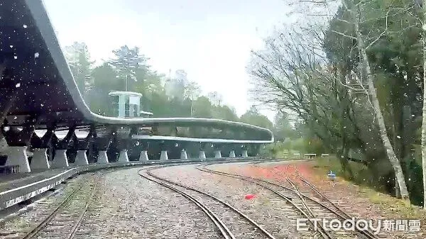 ▲▼ 小笠原山、祝山車站雪後,星空奇景超吸睛即日起至2月13日止,入住指定房型享8折起優惠 。(圖/阿里山賓館提供)