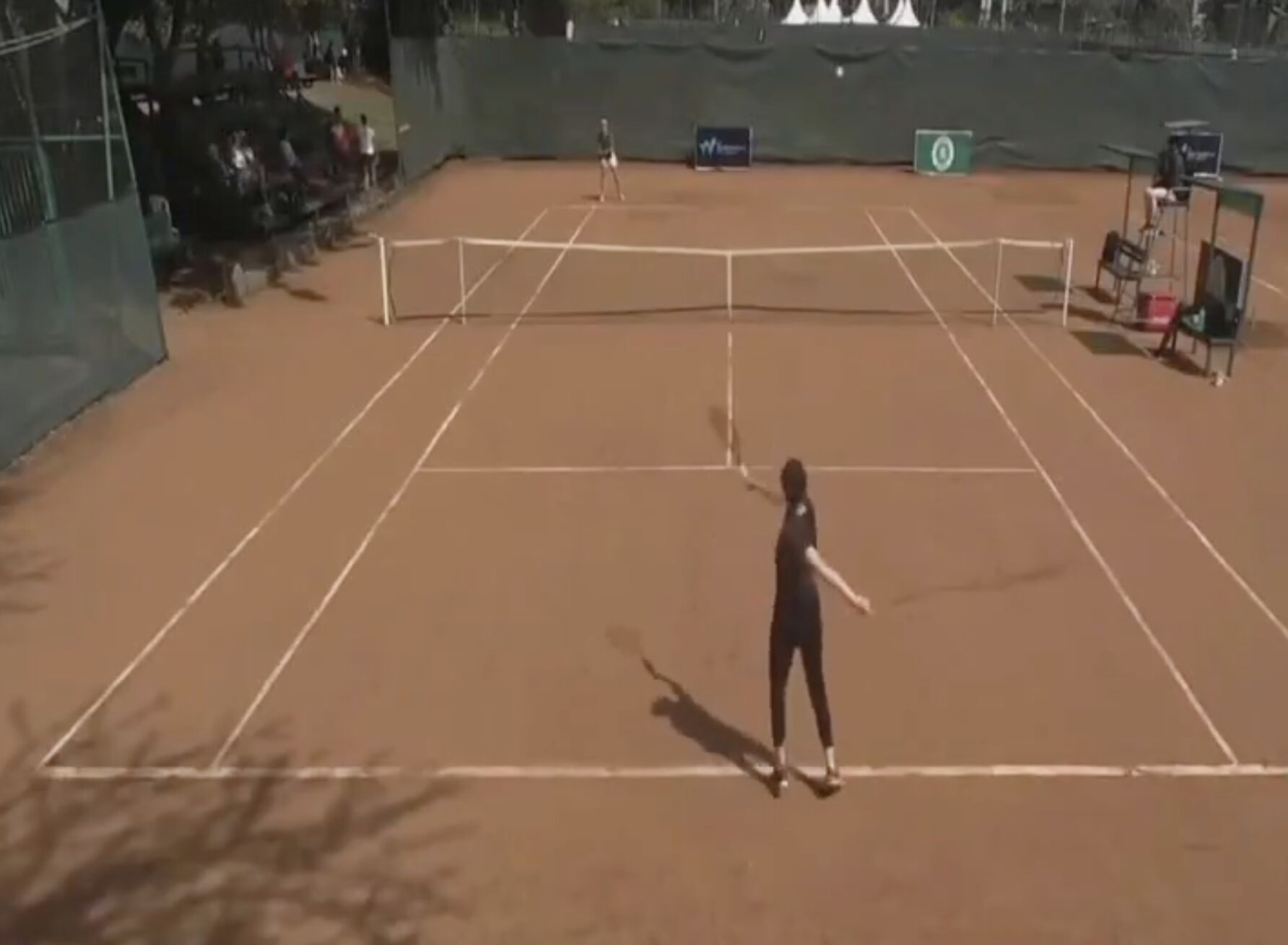 ▲女子網球選手球技「爛到笑」。(圖/翻攝X)