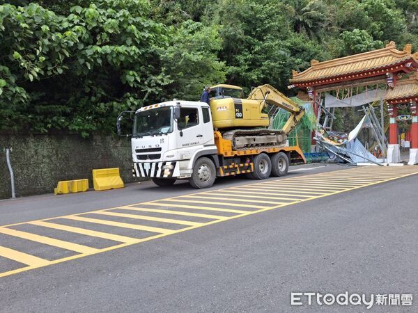 ▲太管處赴現場勘查,發現牌樓施工架遭撞擊後呈八字型,牌樓是否受損尚待詳細檢視。(圖/太管處提供,下同)