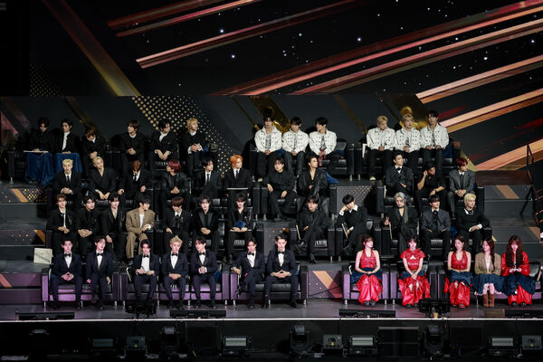 ▲▼ 金唱片場內曝光!這區粉絲賺到 大勢團ENHYPEN、ATEEZ面對觀眾坐。(圖/讀者提供)