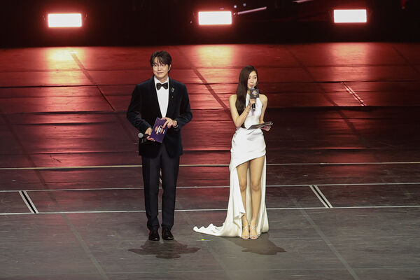 ▲▼ 金唱片場內曝光!這區粉絲賺到 大勢團ENHYPEN、ATEEZ面對觀眾坐。(圖/讀者提供)