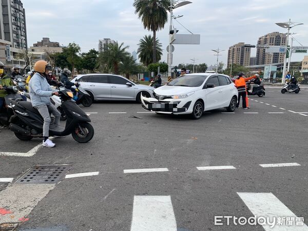 ▲▼何姓男子開車行經中山四路與鎮中路口時,未依號誌違規右轉,造成雙載機車騎士直接撞上,2人噴飛。(圖/記者吳世龍翻攝)