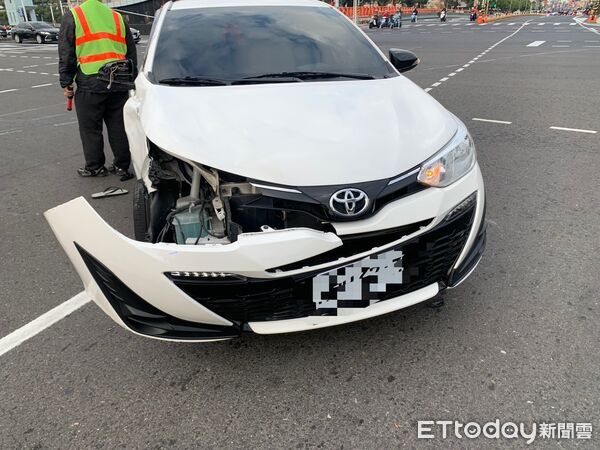 ▲▼何姓男子開車行經中山四路與鎮中路口時,未依號誌違規右轉,造成雙載機車騎士直接撞上,2人噴飛。(圖/記者吳世龍翻攝)