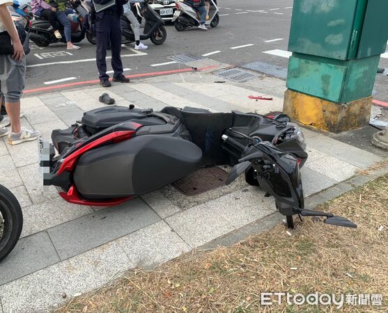 ▲▼何姓男子開車行經中山四路與鎮中路口時,未依號誌違規右轉,造成雙載機車騎士直接撞上,2人噴飛。(圖/記者吳世龍翻攝)