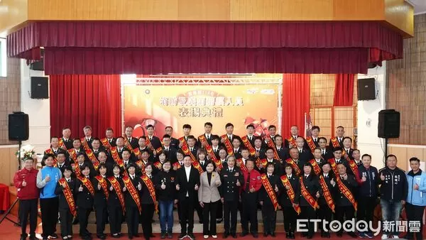 ▲今年共有57位消防與義消人員獲選楷模,現場氣氛隆重溫馨。(圖/記者游瓊華翻攝)