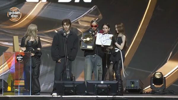 ▲▼金唱片/ALLDAY PROJECT髮型前衛!仔細一看⋯粉絲嚇歪:密集恐懼勿看。(圖/Disney+提供)